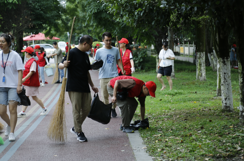 迎大運(yùn)盛會(huì) 展文明形象 |海蓉開展掃除道公益活動(dòng)！